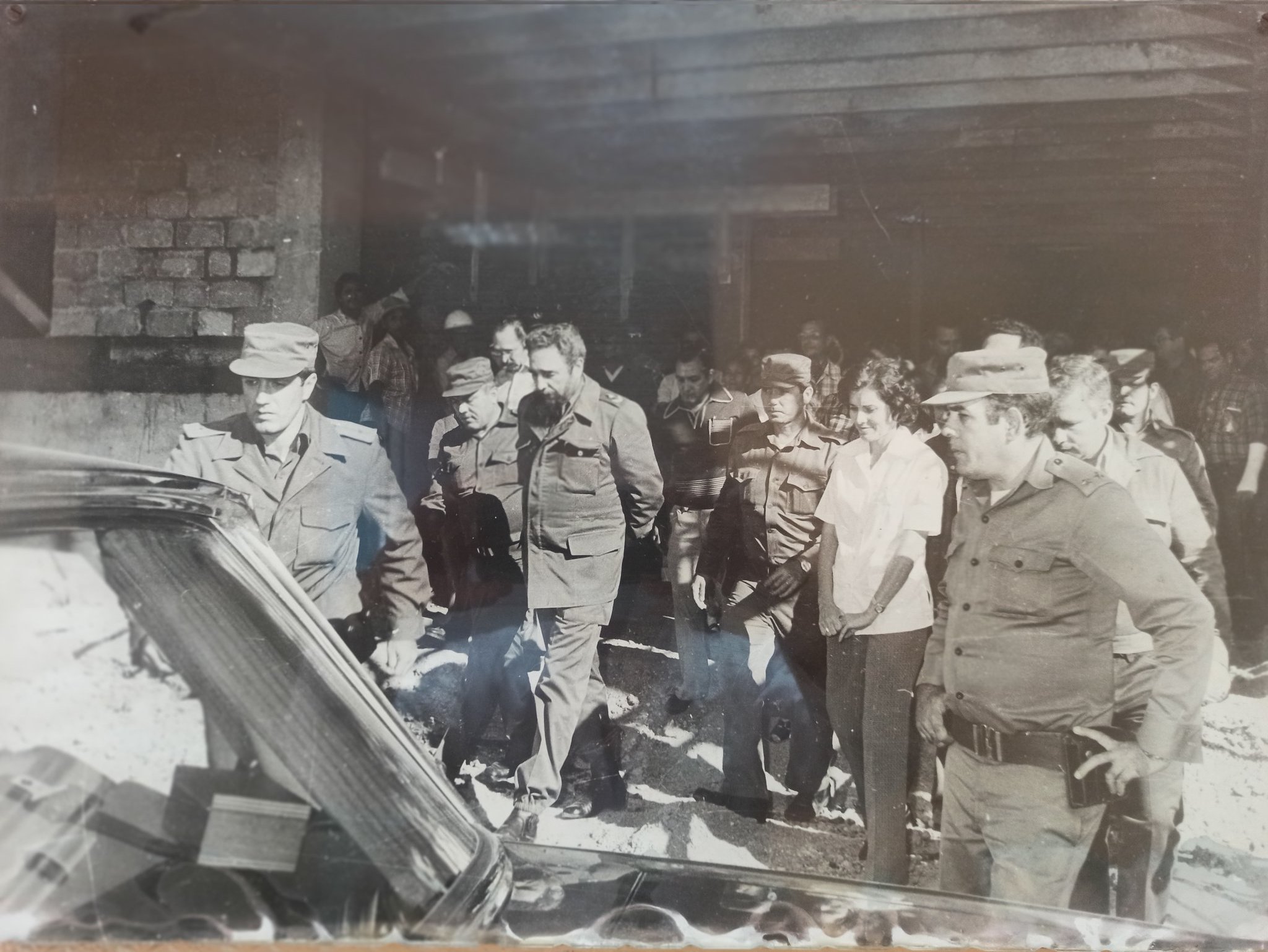 Fidel en el momento que abandonaba la sala de terapia en construcción. Cerca de él la doctora Teresita Guerrero.