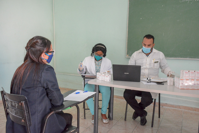 Una de las beneficiadas en su segunda consulta con los doctores Yosvanys y Otmara