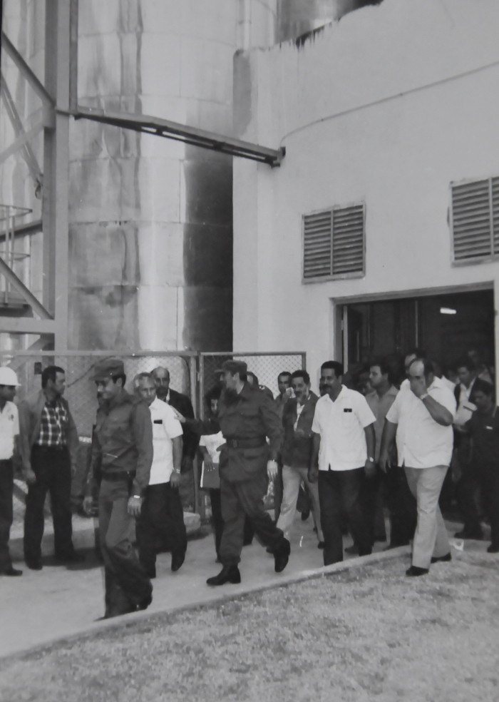 fidel a la salida del interior de la fabrica