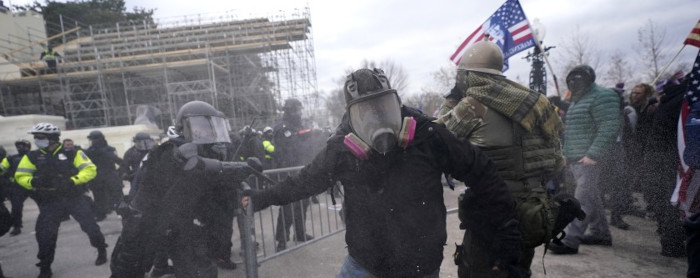 Suspenden seis oficiales de policía del Capitolio