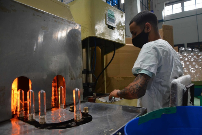 Suchel Jovel fabrica sus propios envases para el detergente líquido del encargo estatal, unos 50 mil frascos al día.