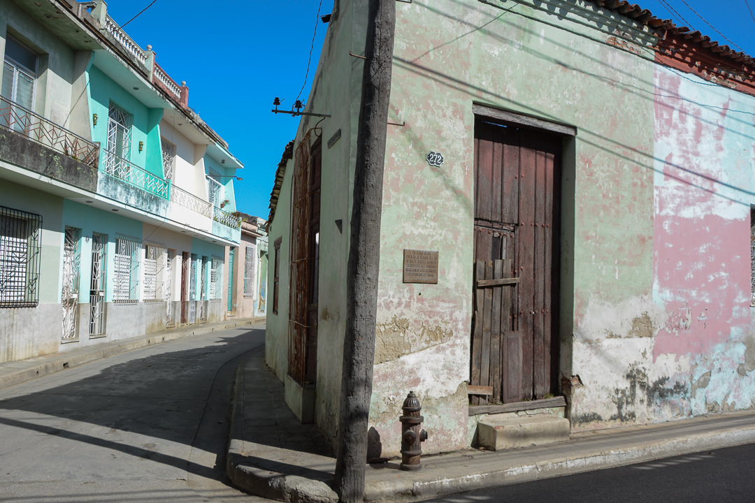 Aunque señalizada con la correspondiente tarja, permanece en el abandono la casa donde vivió Reynaldo Benítez, asaltante al Cuartel Moncada y expedicionario del Granma.