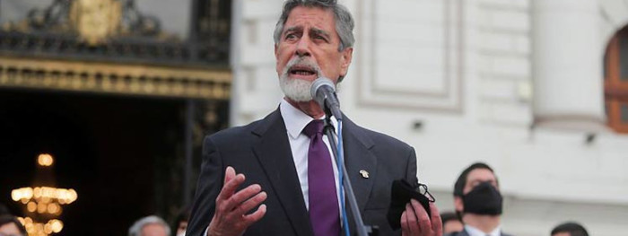 Presidente de Perú condena violencia derechista