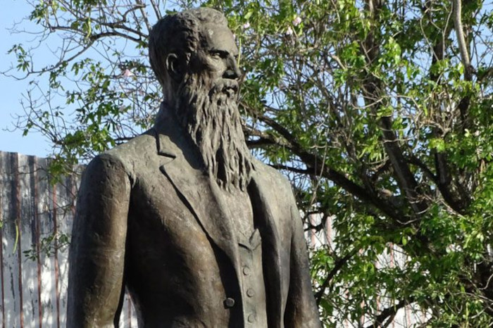 El millonario heroico, el caballero intachable