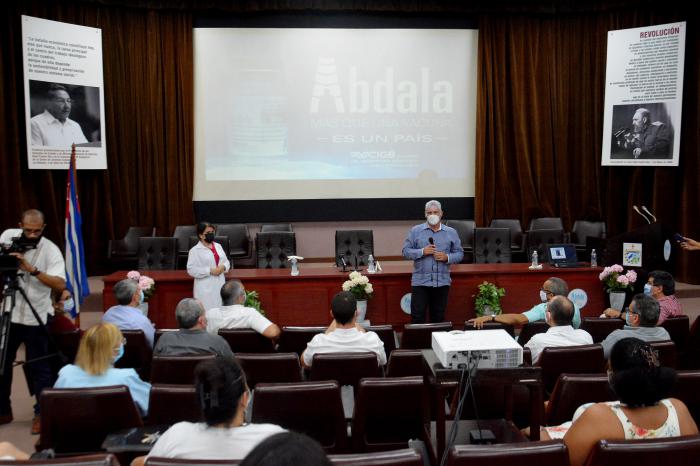 «En nombre de Cuba, felicitaciones», dijo Díaz-Canel a los investigadores del CIGB que trabajaron en la creación de Abdala, que ya es vacuna anti-COVID-19. Foto: Estudios Revolución