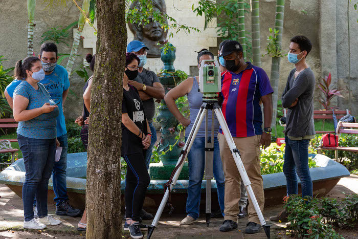 Un grupo de la Oficina del Historiador de la Ciudad de Camagüey realiza un levantamiento topográfico en el patio del Museo Quinta Simoni.