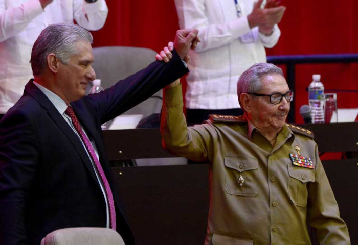 Felicita presidente cubano a Raúl Castro en su 90 cumpleaños