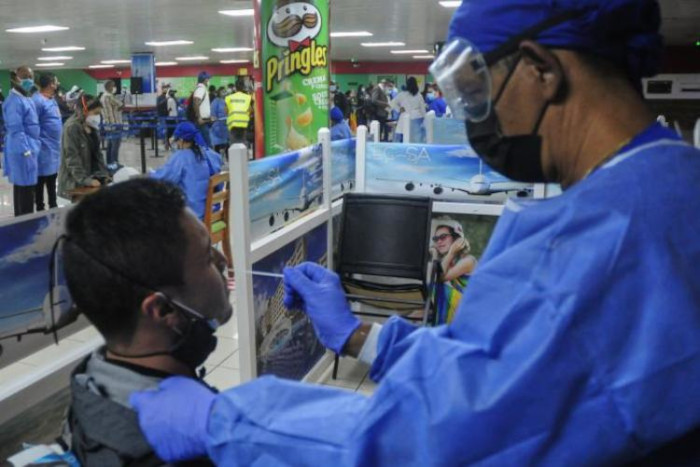 En vigor medidas para viajeros cubanos ante incremento de casos de COVID-19