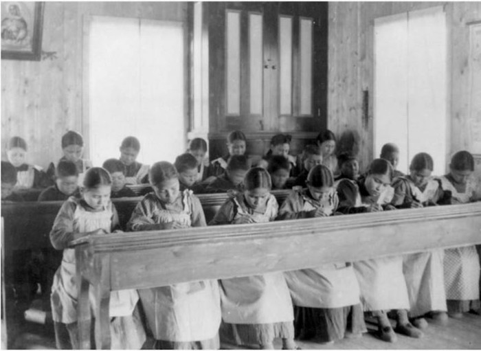 Unos 150 000 menores pasaron por 'escuelas' donde les forzaban a olvidar sus lenguas, culturas e incluso familias. La Iglesia católica fue un gran actor institucional de esta barbarie. Foto: tomada de rt.com