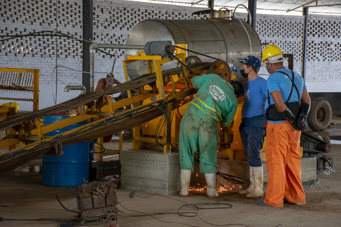 Trabajan en la arrancada de otra máquina en Las Mercedes, de la ciudad de Camagüey 