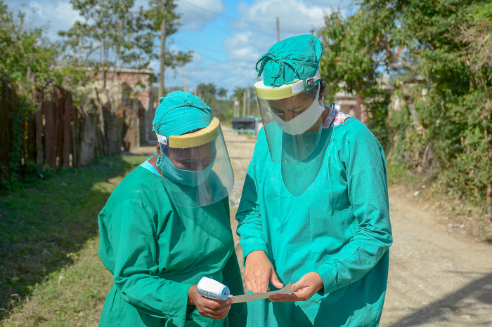 La enfermera Elena (a la izquierda) y la doctora Kenia, a tiempo completo en la zona de mayor riesgo.