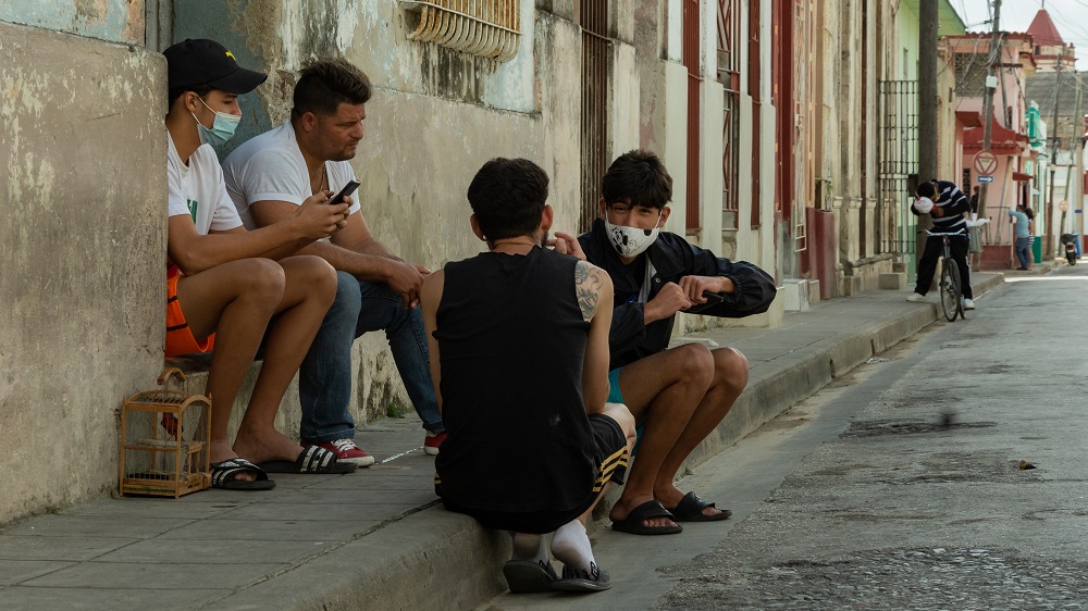  Nasobuco y distanciamiento, medidas claras que conservan amistades. Foto: Marianne Portuondo Méndez./ Estudiante de Periodismo