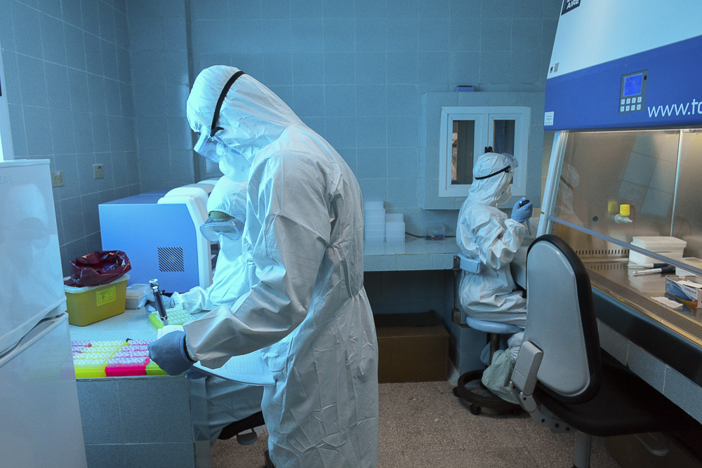 El Laboratorio de Microbiología de Camagüey incrementa el procesamiento de exámenes PCR .Foto: Alejandro Rodríguez Leiva/Adelante
