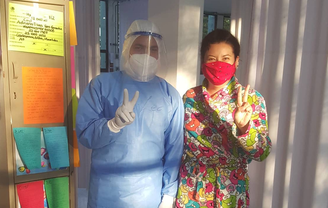El Dr. Leosvel acompañado de Osiris, la mexicana ya recuperada.