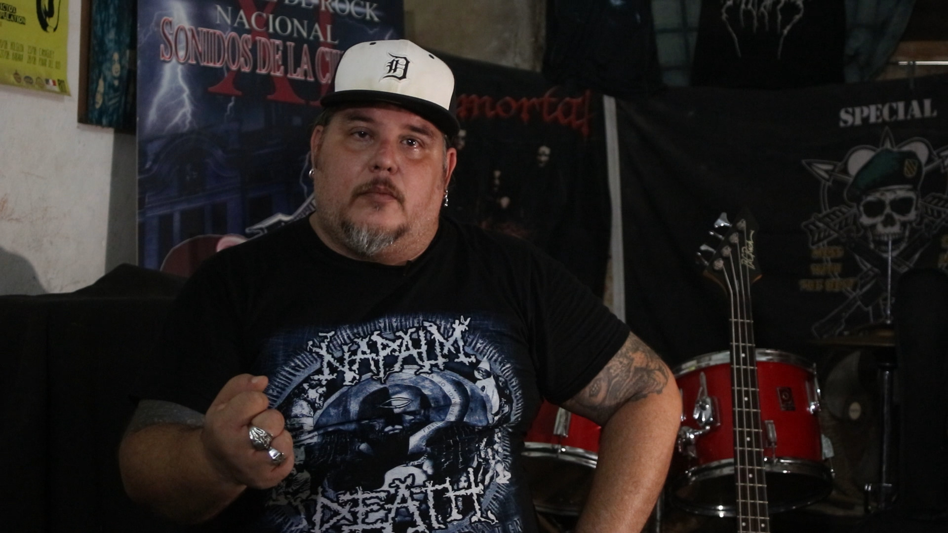  Yoghenrry Bourricaudy, Bajista y Director de sex by Manipulation: “Ser metalero en Cuba tiene un sentido muy fuerte. No solo es decir soy metalero porque tengo el pelo largo. El metalero lo hace, como decimos nosotros el ´fusilar´, el escuchar música, varios géneros, estilos. Los festivales son la fiesta de los frikis, de los rockers, porque nos reunimos amigos que hace años no nos vemos, motiva a los jóvenes a crear grupos, a que salgan cantantes, e incluso motiva a jóvenes a que se interesen por la música. Tenemos que defenderlo a brazo partido”.