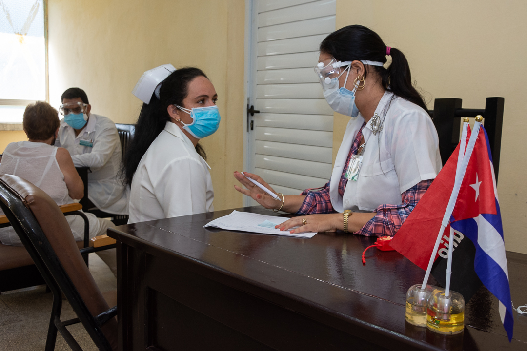 Como parte del examen médico previo, se chequean la presión arterial, ritmo cardíaco, temperatura, y la estabilidad de enfermedades crónicas.