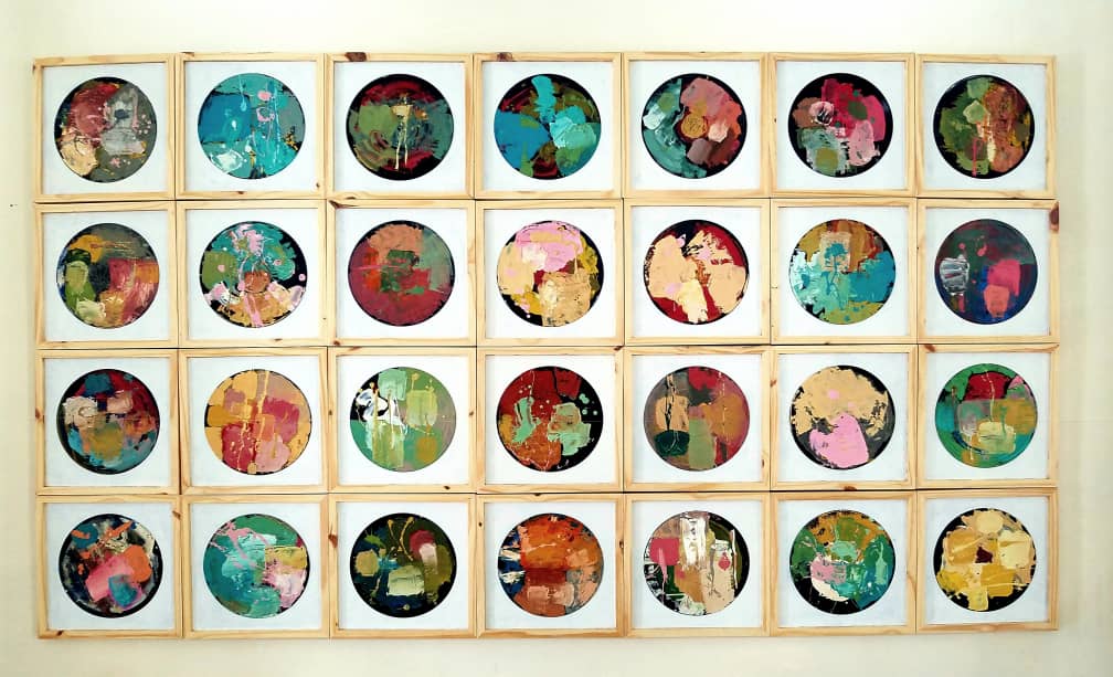 Discos de vinilo funcionan como soporte de la obra Registro abierto, como simbiosis de la música y la pintura, dos lenguajes que expresan el color y fascinar a Oscar Jr. 