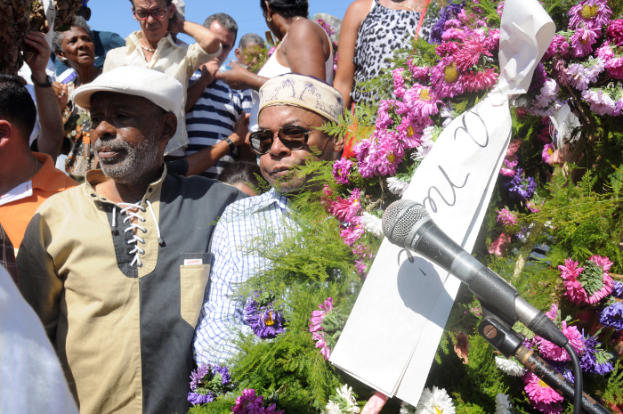 Adalberto Álvarez en el sepelio de su padre Nené Álvarez, el 9 de febrero de 2017, en el Cementerio General de Camagüey. Foto: Orlando Durán Hernández/ Adelante