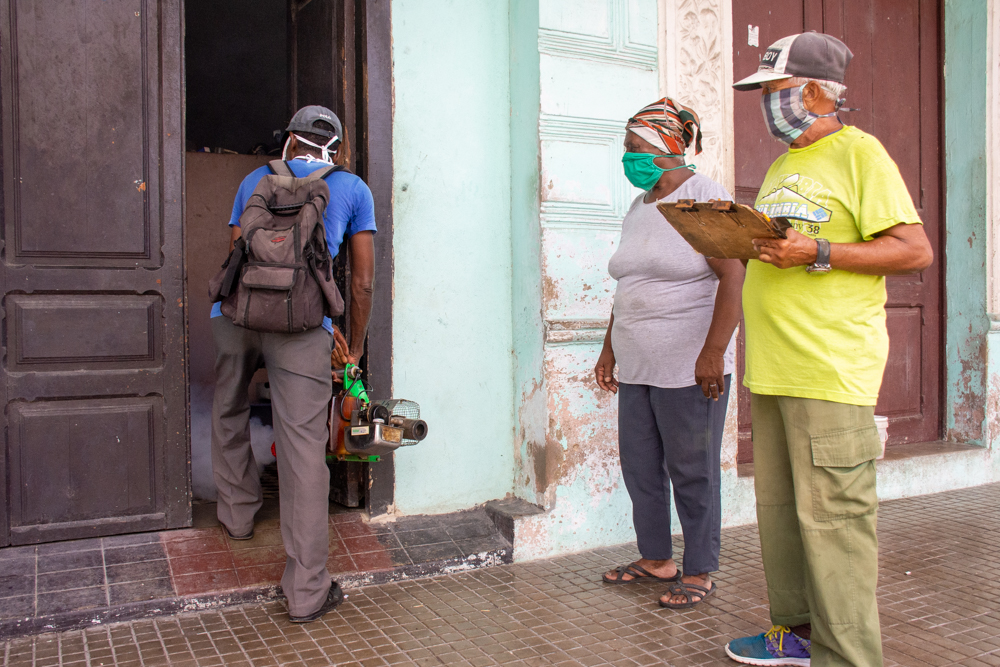 Fumigación en los sitios donde estén reportados casos de dengue y la utilización del método conocido como bloqueo de febriles en la manzana y hogares colindantes del afectado, el tratamiento focal en las viviendas con el abate y la eliminación de posibles riesgos antes detectado. Foto: Alejandro Rodríguez Leiva/ Adelante/ Archivo Ante el aumento de casos de dengue, el descuido sería fatal