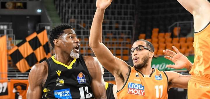 Regresan las cuatro letras en baloncesto y fútbol