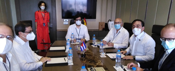 Canciller cubano intercambia con su homólogo español