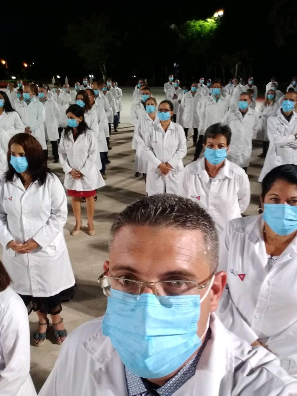 El Dr. Rodolfo en primer plano en el acto con el Ministro de Salud Pública antes de salir hacia Panamá con la Brigada Henry Reeve que dirigió. Esa fue la número 50 del año 2020.