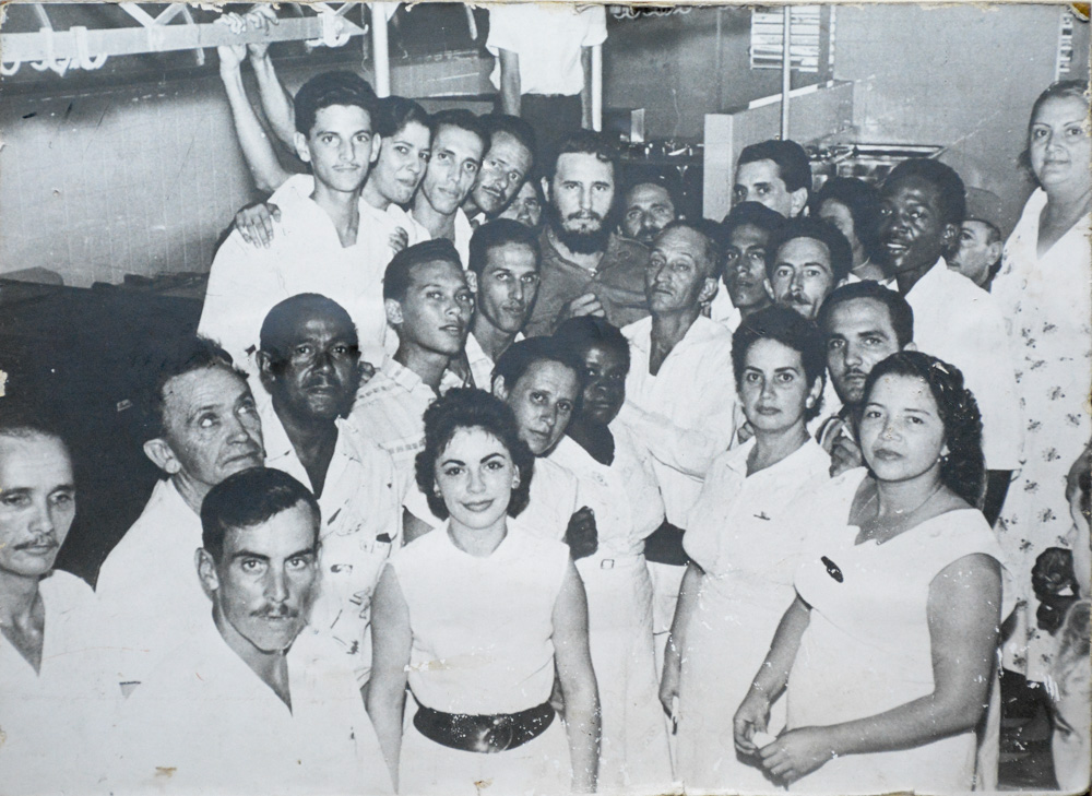 Fidel con los trabajadores del hospital Amalia Simoni el día de la inauguración, el 27 de noviembre de 1959.