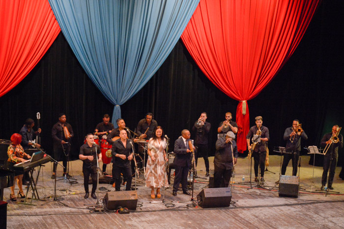  En la octava edición, en diciembre de 2019, la gala de apertura de la Fiesta del Tinajón en el Teatro Principal fue un homenaje a El Caballero del Son y a los 35 años de su orquesta. No faltaron los temas Y qué tú quieres que te den, Nadie te va a querer como yo y Los caminos de Ifa. Foto: Alejandro Rodríguez Leiva/Adelante