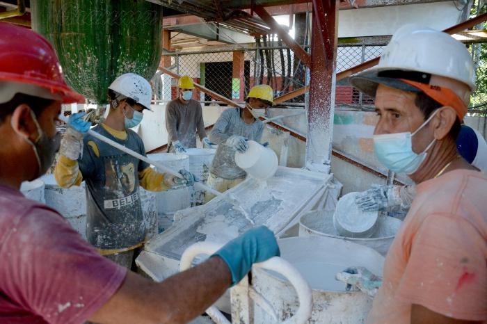 Las primeras fuentes de creación de las Mipymes privadas son los negocios de trabajadores por cuenta propia, que tienen una amplia contratación de personal. Foto: Archivo Aprobados en Cuba 1 619 nuevos actores económicos