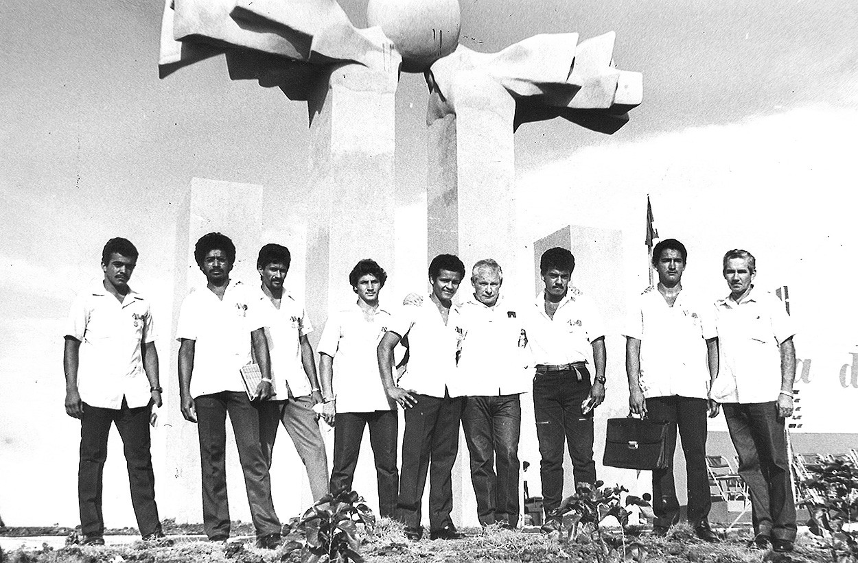 El reconocimiento al sacrificio y la lealtad de los revolucionarios formó parte de sus principios, en la foto con un grupo de jóvenes héroes de Cuito Cuanavale. Fotos: Archivo Adelante