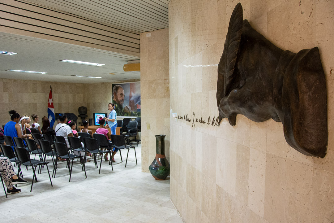 : En el salón Memorial recibe una galería de fotos con personalidades políticas y una obra del escultor Roberto Estrada con la expresión “… se ama lo bueno y se adora lo bello…”, de Ignacio Agramonte en carta a su amada Amalia Simoni, remitida desde San Diego, Estados Unidos, en 1867.