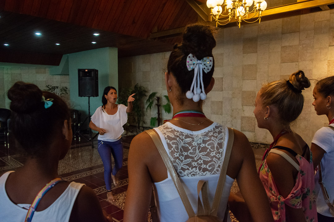 La instructora de arte Yudith Cruz y su colega Elizabeth Victoria, ambas de la casa de cultura Joaquín de Agüero, ofrecen narraciones orales. Otra institución sumada es el Centro Provincial del Libro y la Literatura con un punto de ventas en la parte exterior.