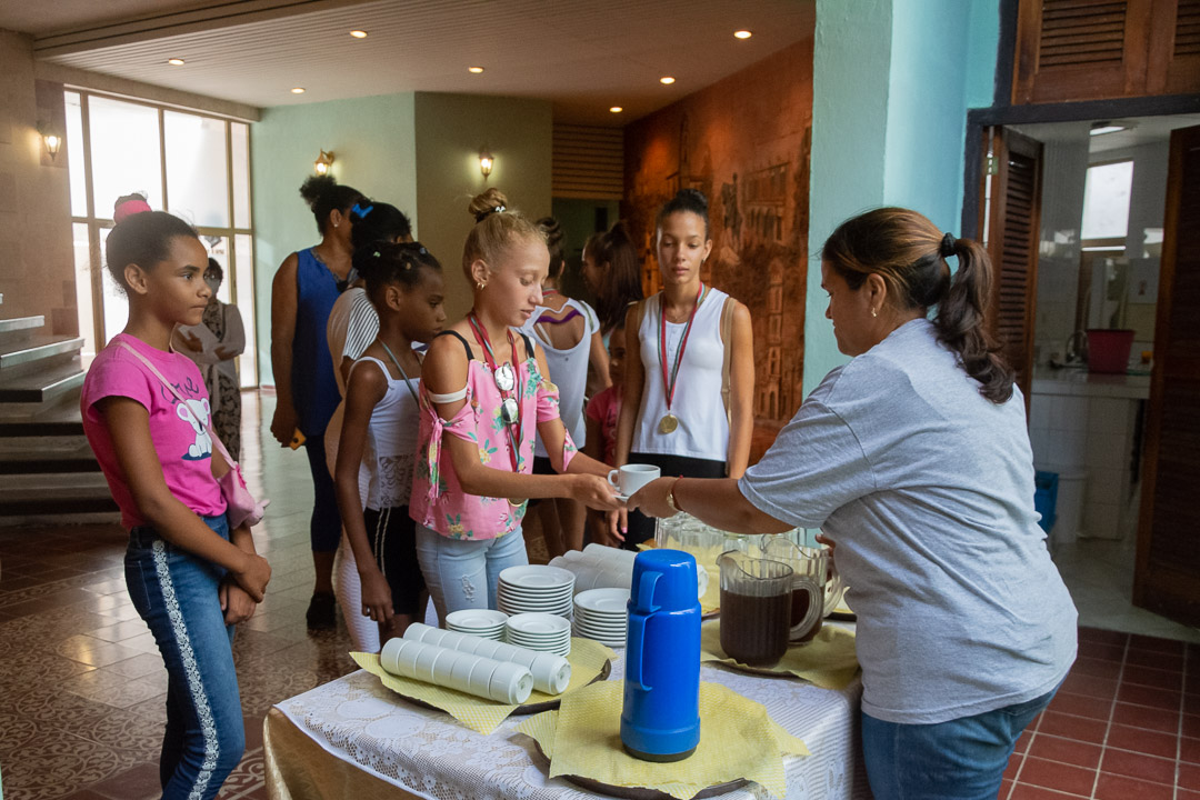 El colectivo de esta institución adjunta a la Oficina del Historiador de la Ciudad de Camagüey aporta ingrediente de su hogar para ofrecer de cortesía café y té.