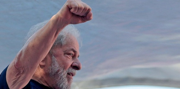 Promete Lula recuperar y ampliar programa Más Médicos