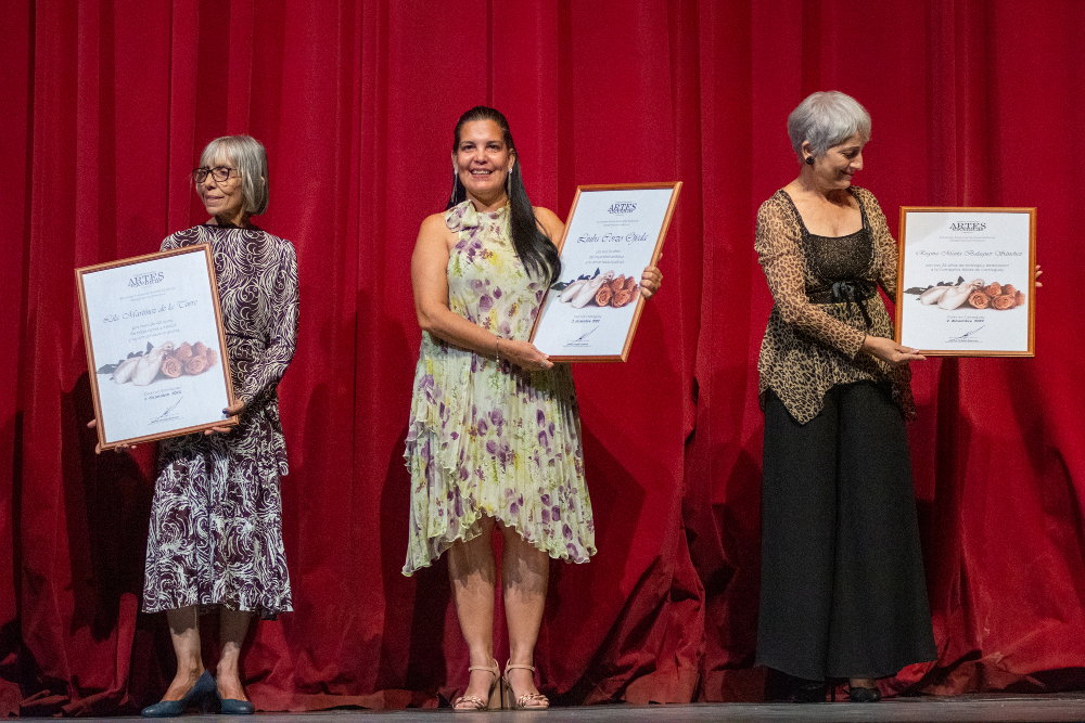 Junto a las maestras Hilda “Lila” María Martínez de la Torre y Regina Balaguer recibió varios reconocimientos de instituciones en Camagüey.