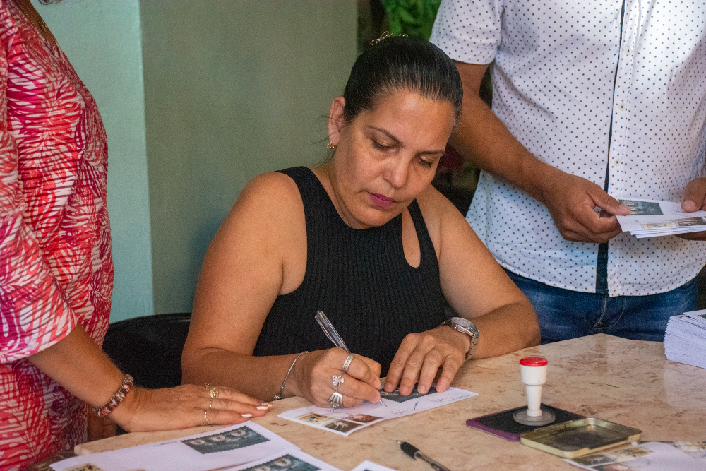 Liuba en la cancelación postal realizada en el salón de protocolo Nicolás Guillén, del complejo de la Plaza de la Revolución Ignacio Agramonte.