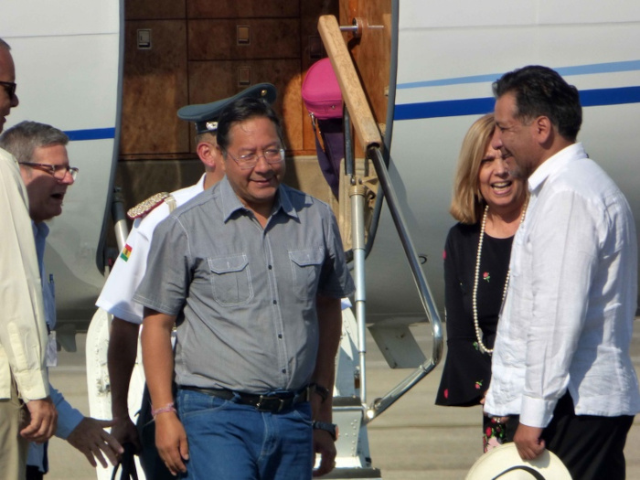 Luis Arce, Presidente de Bolivia, arribó al Aeropuerto Internacional José Martí, para participar en la XXII Cumbre de Jefes de Estado y de Gobierno de la Alianza Bolivariana para los Pueblos de Nuestra América-Tratado de Comercio de los Pueblos. Foto: Luis Jiménez Echavarría/ ACN Por la unidad y la paz: XXII Cumbre del ALBA-TCP