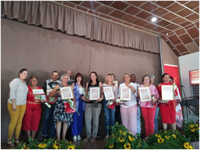 Foto: Tomada de cadenagramonte.cu Reconocimiento especial para educadores camagüeyanos