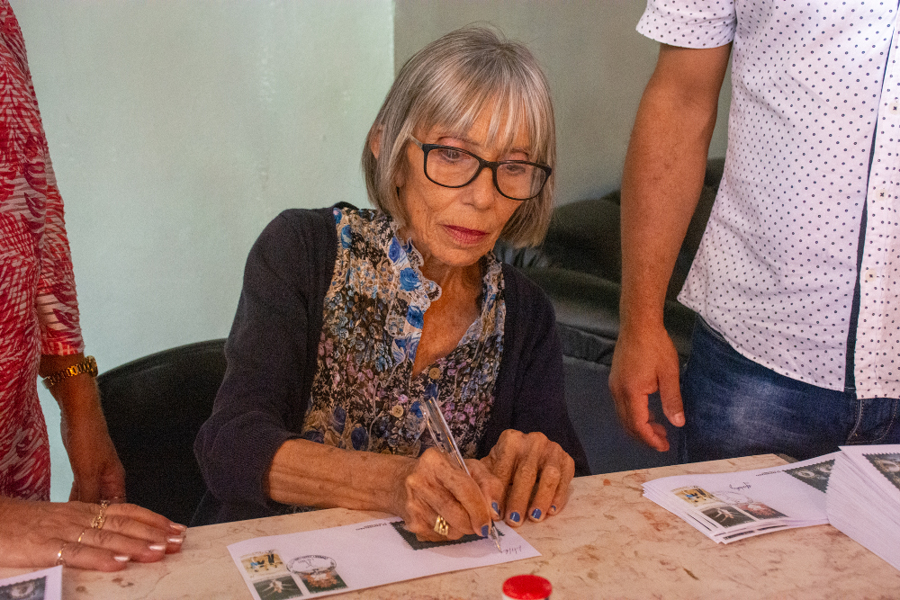 Lila on the postal cancellation made in the Nicolás Guillén protocol room, of the Ignacio Agramonte Revolution Square complex.