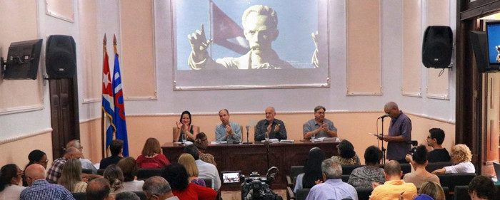 Analizan periodistas cubanos temas medulares de la profesión 