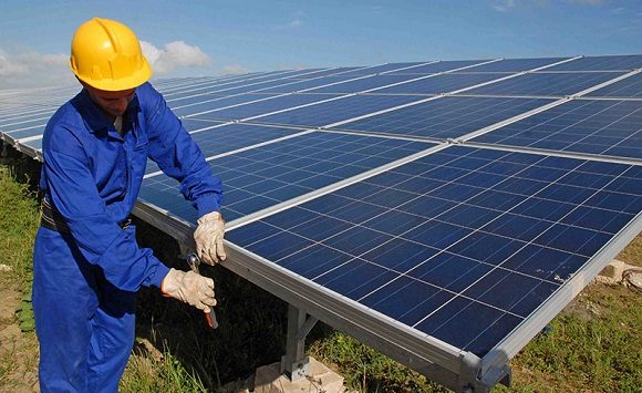 Continúa la instalación de paneles solares.