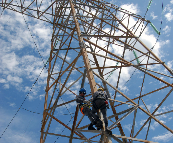 Los trabajadores de construcciones eléctricas asumen siempre un trabajo riesgoso.