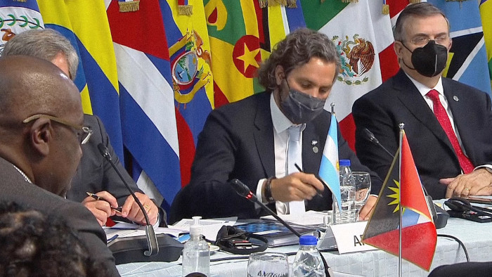 El canciller argentino, Santiago Cafiero, da su discurso en la cumbre de la CELAC. Argentina  ejercerá la Presidencia temporal del organismo para el 2022. Tras cumplir su mandato, México le cedió el lugar al país sudamericano. Foto: Tomada de rt.com Ratifica Cuba compromiso con integración regional en Celac