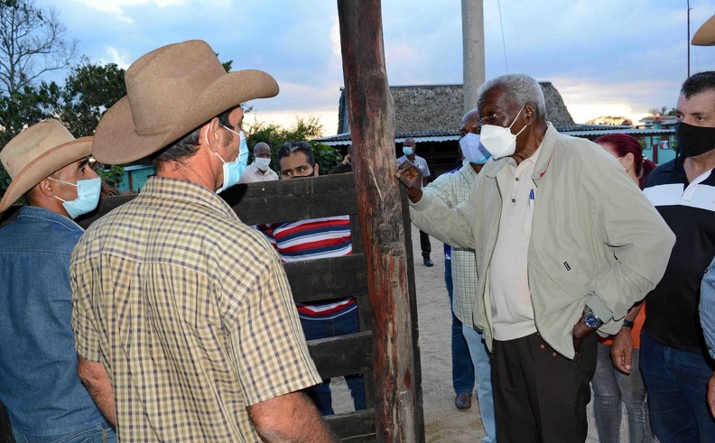 Esteban Lazo Hernández, Presidente de la Asamblea Nacional del Poder Popular, intercambia con productores, durante una visita a la Finca Sevilla, propiedad del ganadero Jorge Michel Aguilar, como parte de la visita parlamentaria a la provincia de Camagüey.