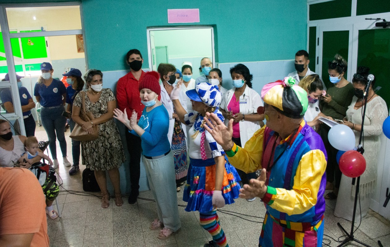 Los payasos Pelusón y Vivi secundados por Melani.