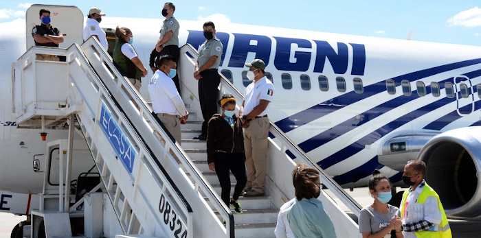 Devuelven 78 migrantes cubanos irregulares desde México y Bahamas