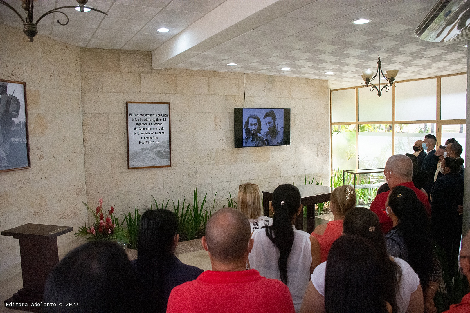 Con un homenaje al líder indiscutible de la Revolución Cubana, el colectivo de la Cadena de Tiendas Caribe comenzó la celebración por el aniversario 28 de su institución en el emblemático salón Jimaguayú, de la Plaza de la Revolución Mayor General Ignacio Agramonte, que acogió las cenizas del Comandante en Jefe Fidel Castro Ruz en su regreso a Santiago de Cuba.