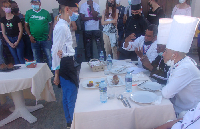 Presentan platos por la fundación de la Villa