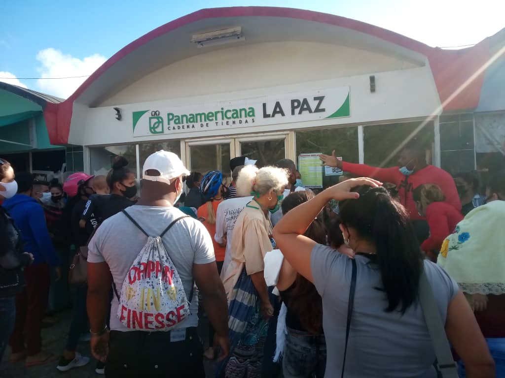 Las filas frente a las tiendas en moneda nacional cuando expenden productos tan específicos son las mismas que ante cualquier oferta, plagadas de quienes se dedican a la reventa y especulación. 