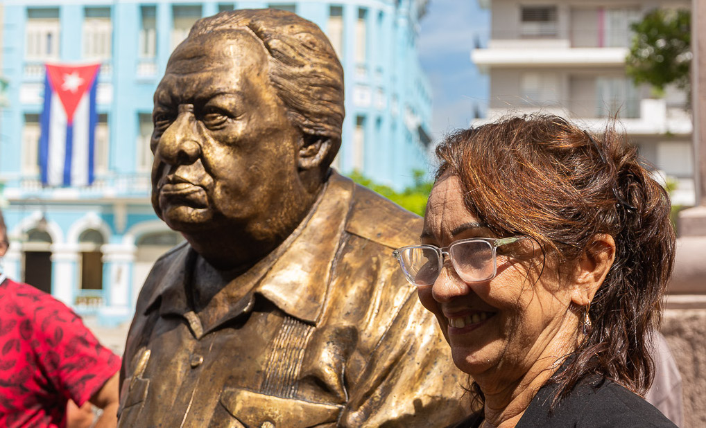Nicolás Guillén en escultura de Martha Jiménez